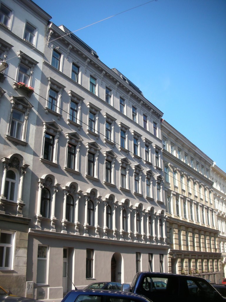Gründerzeitfassade der Ramperstorffergasse 27 mit Dachgeschossaufbau