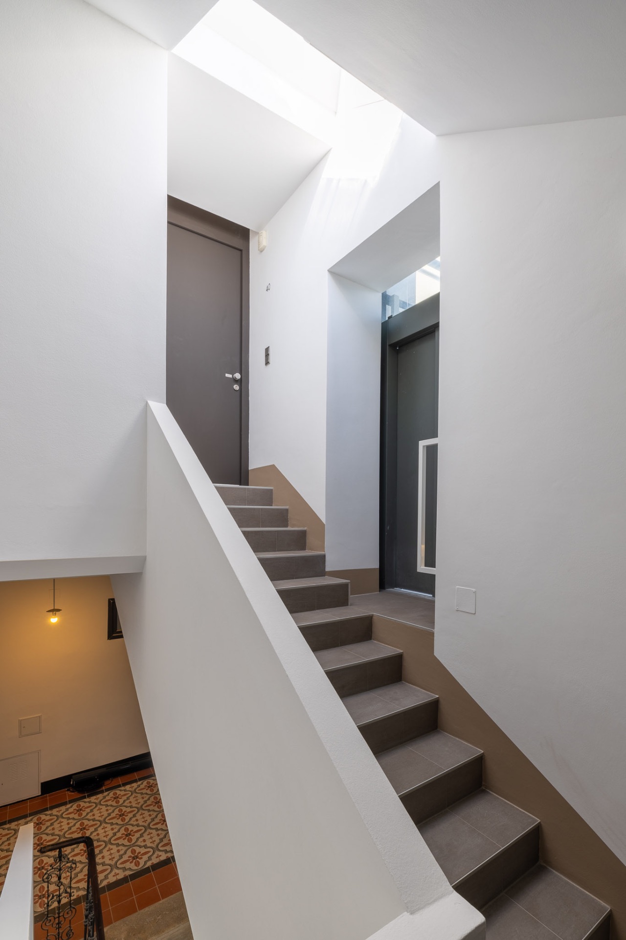 Stiegenhaus Ramperstorffergasse 27 — Blick auf Wohnungstür Top 40 mit Aufzug und Oberlicht