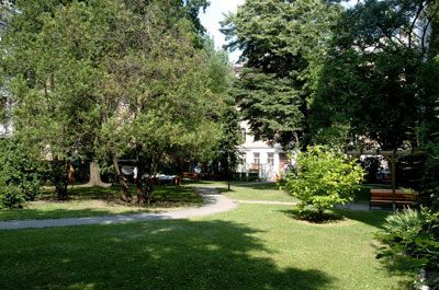 Siebenbrunnen-Park — vor der Tür
